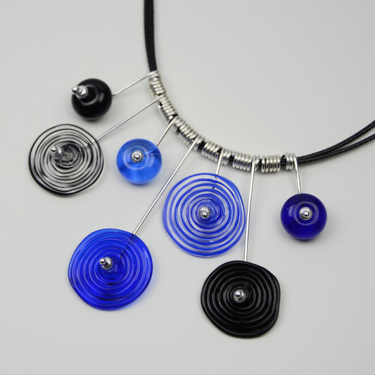 Spiral drop necklace in blue & black, 7 bead